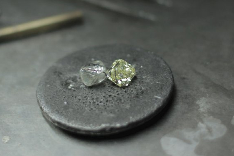 Ограненные бриллианты и необработанные камни