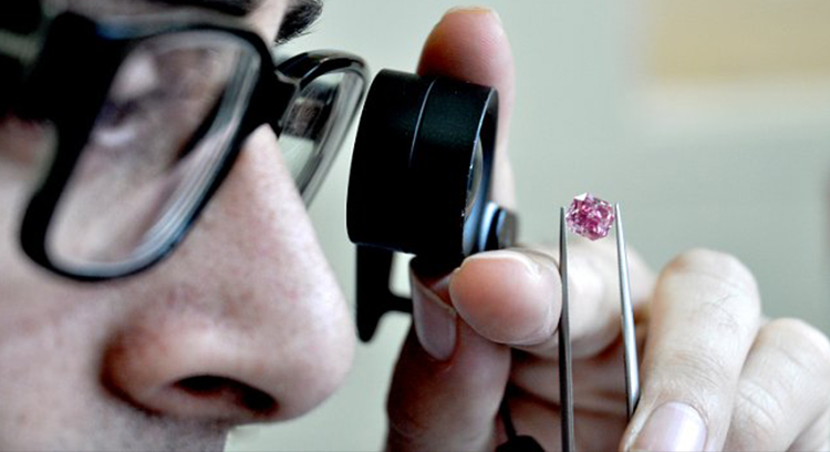 Геммологи GIA оценивают цвет необычного фиолетово-розового бриллианта весом 1,68 карата