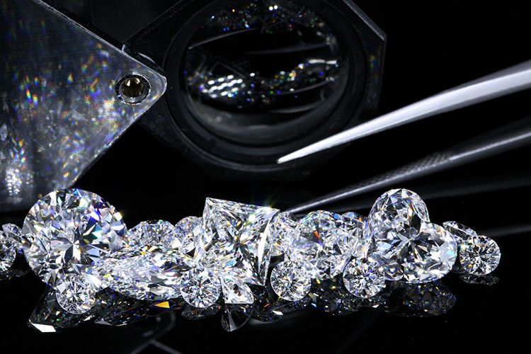 Большой монокристаллический бриллиант