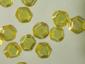 Большой синтетический монокристаллический алмаз