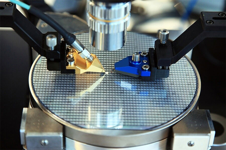 Лабораторно выращенные алмазы для микрочипы, лазеры и излучатели