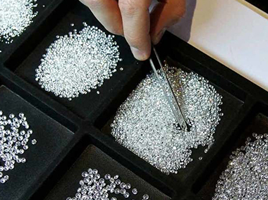 Различаем натуральные и синтетические бриллианты