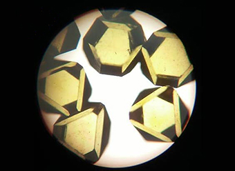 Монокристаллический алмаз синтетический в форме октаэдра
