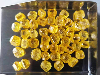 необработанные алмазы цветные