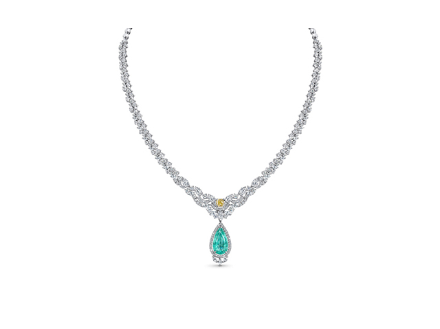 колье с маленьким бриллиантом