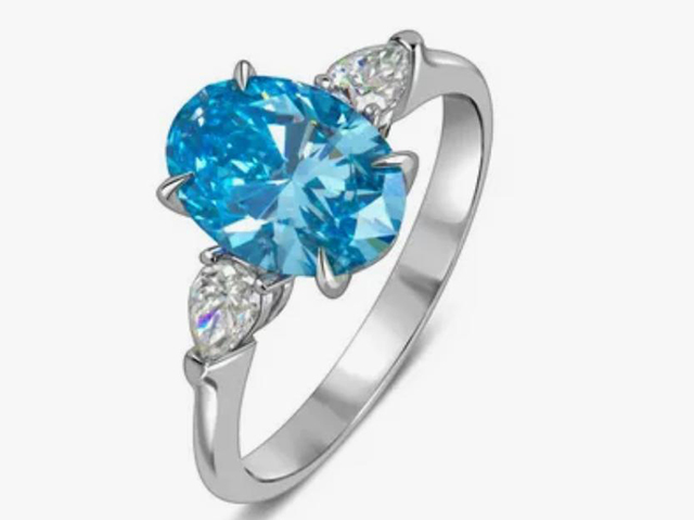 кольцо с цветным бриллиантом