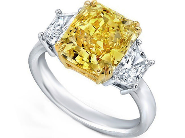 кольцо с цветными бриллиантами