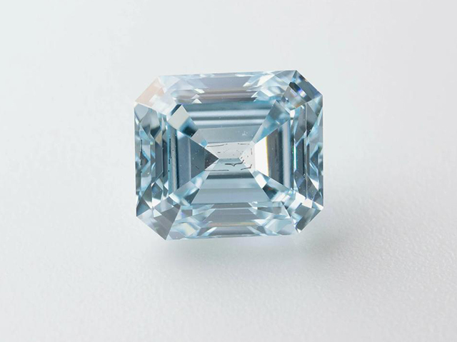 искусственный голубой бриллиант