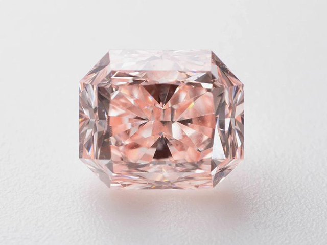 розовый большой бриллиант